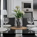 Chique For A Big Family With 2 Parking Spaces By Renters