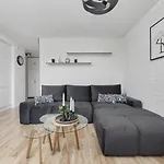 Chique For A Big Family With 2 Parking Spaces By Renters *