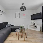 Chique For A Big Family With 2 Parking Spaces By Renters *